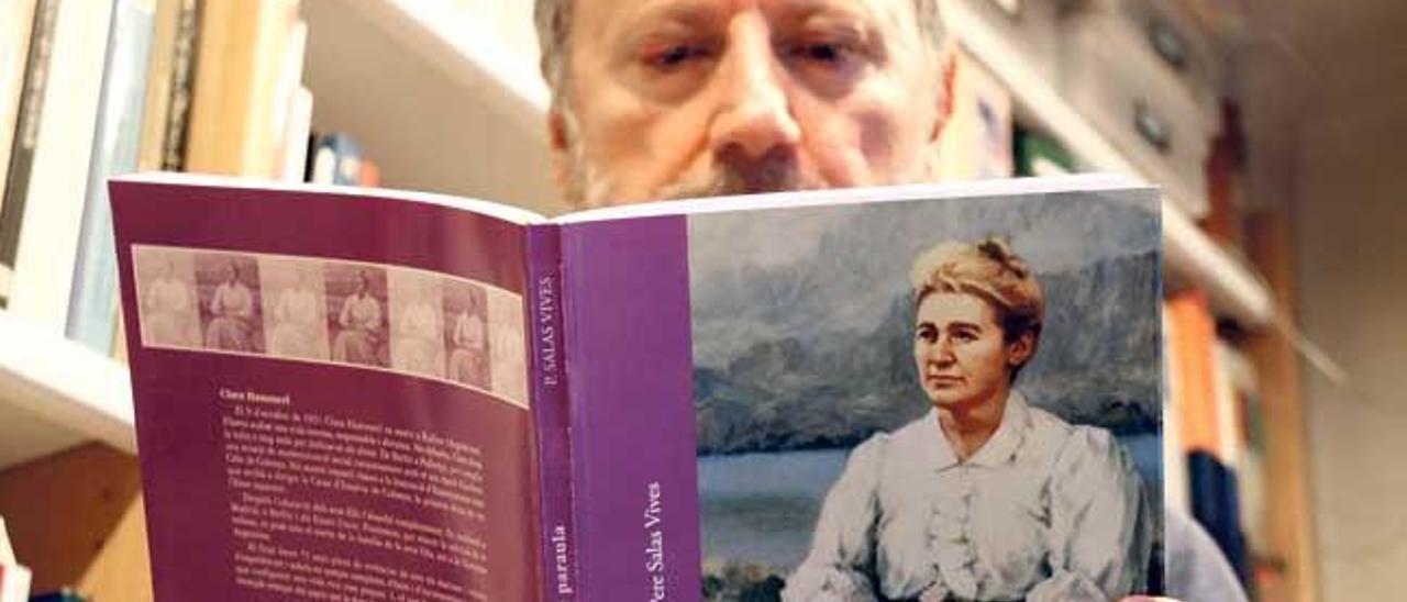El historiador Pere Salas sostiene un ejemplar de su último libro, una biografía de Clara Hammerl.