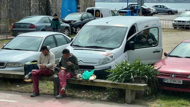 Operarios, ayer, en Cangas. | FDV