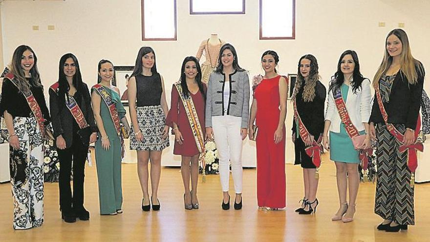 La reina y las damas desvelan los trajes que lucirán en fiestas