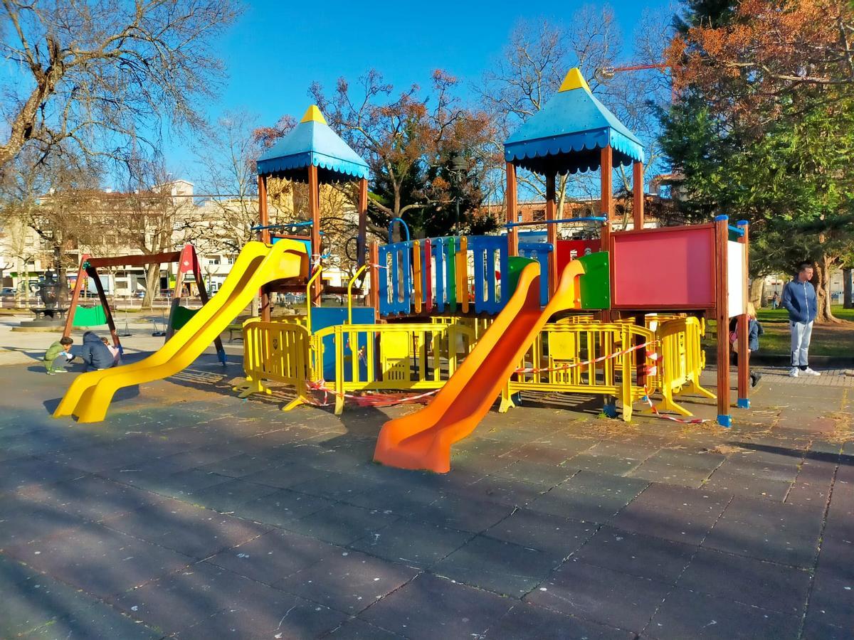 Parque infantil que lleva meses precintado en Plasencia.