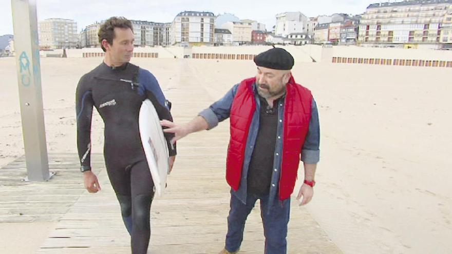 O surfista Antón Rodríguez e Henrique Rivadulla, en Foz.