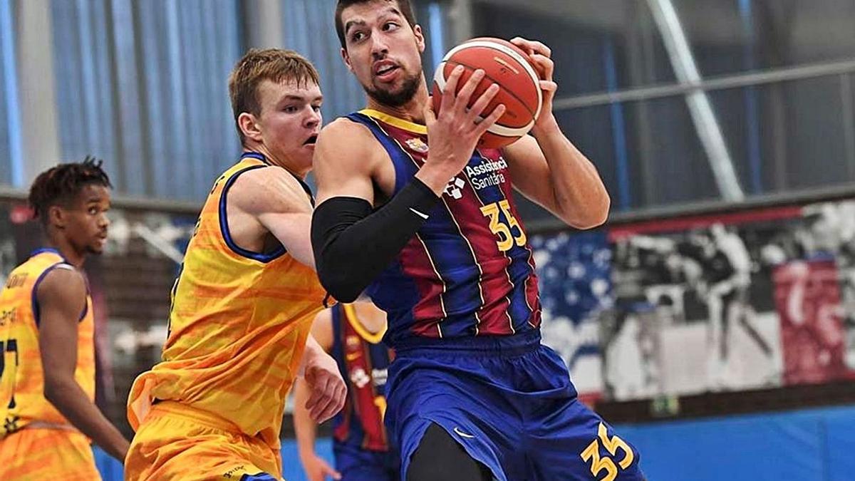 Sorolla, en acció durant un partit del curs passat amb el Barça B.  | BÀSQUET GIRONA