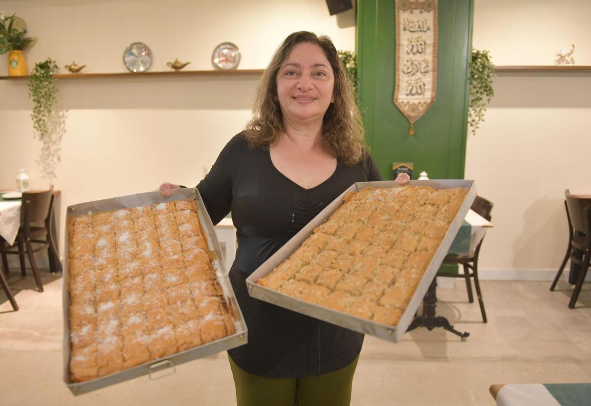 Laila El Halabi, propietaria del restaurante sirio-libanés Al Wahab, posando con sus baklavas.