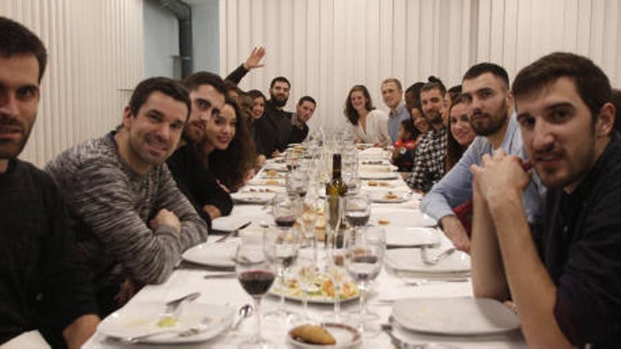 La plantilla del Valencia Basket despide el 2016 con una cena