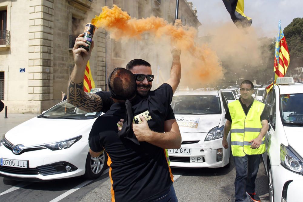 Los taxistas marchan contra los coches con conductor