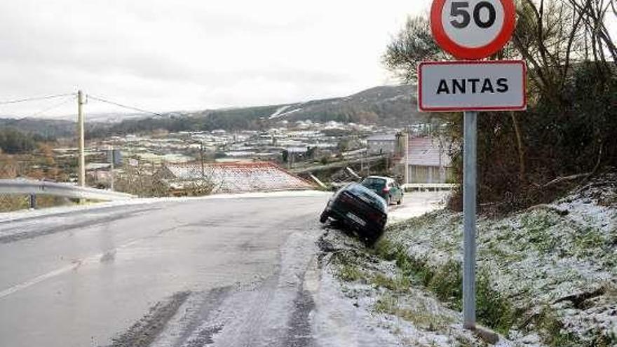 Un tramo de la carretera PO-235, a su paso por Antas. // G. Santos