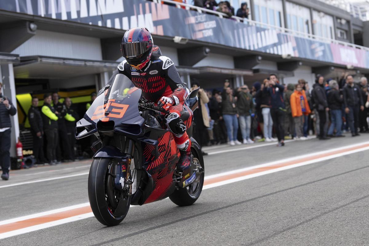 Marc Márquez prova la Ducati de l'equip Gresini, on correrà el 2024 després de posar fi el seu vincle amb Honda.