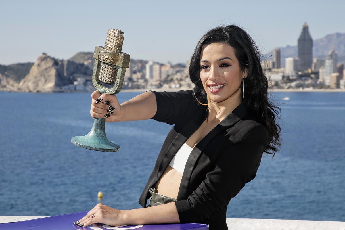 La artista Chanel ganadora de Benidorm Fest 2022, posa con su trofeo en el Mirador del Castillo, en Benidorm.