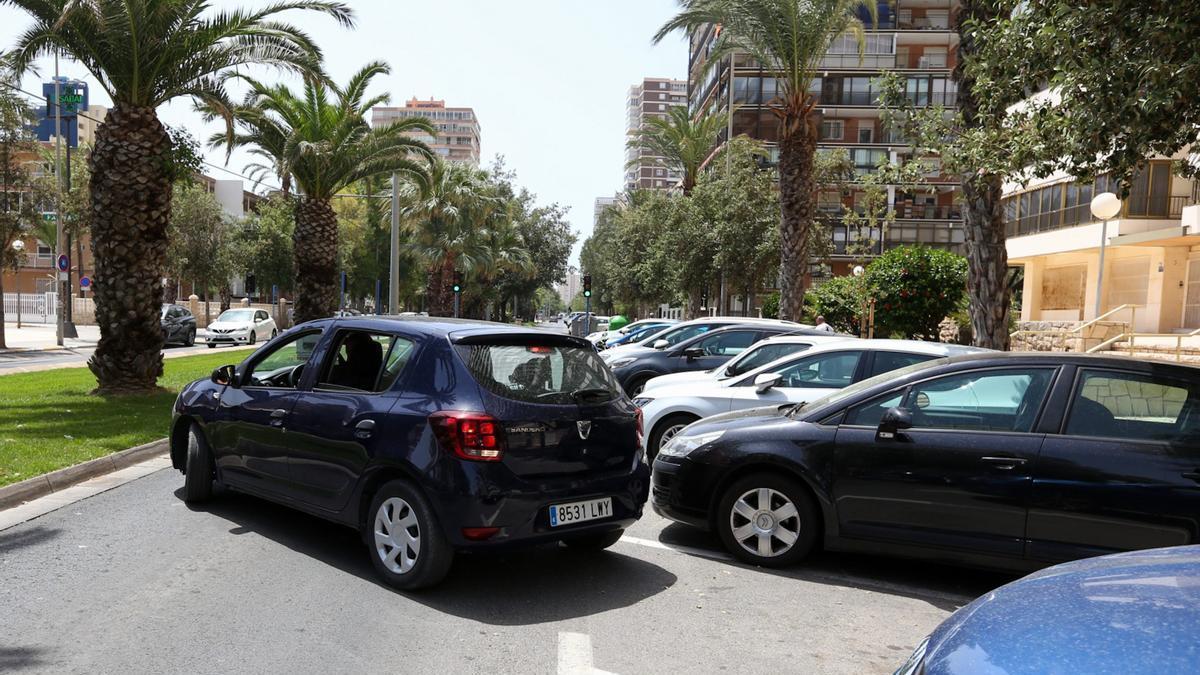 En la avenida Costa Blanca, entre la rotonda de La Coruña y la avenida Cataluña, se dejará de aparcar marcha atrás en sentido al Cabo de la Huerta
