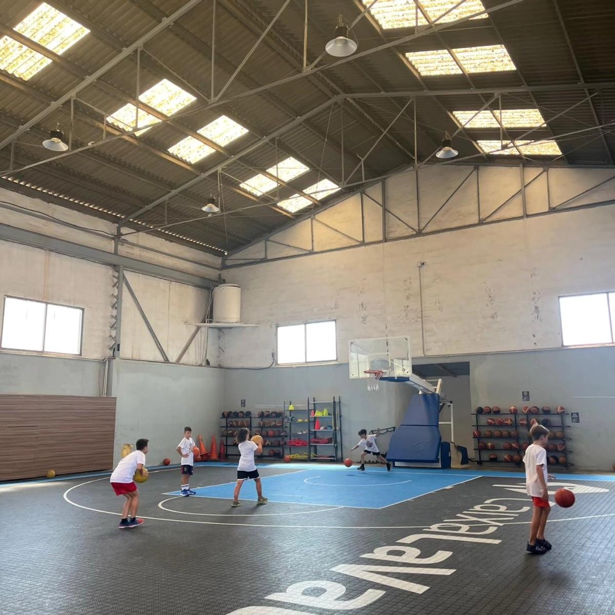 Interior de la nave alquilada por el club de bàsquet para poder dar cobertura a las necesidades de entrenamiento del club.