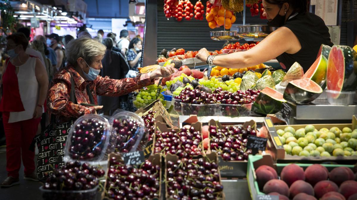 Crónica de Agosto en el mercado de la Boqueria a medio gas con turistas y gente del barrio