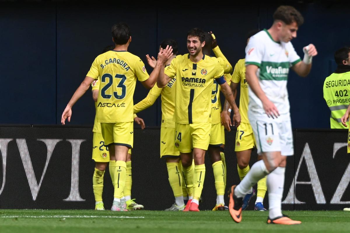 Santi Comesaña y Cardona se felicitan tras el gol de Mouriño