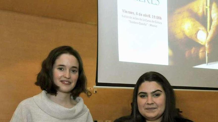 Inés Camiña, a la izquierda, recibe el premio de manos de Itziar Vicente.