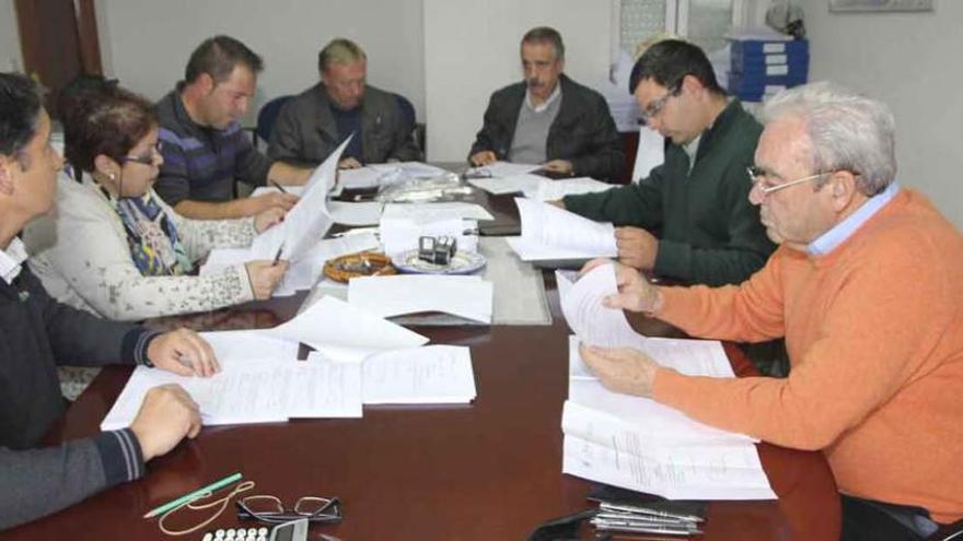 Luis Alberto Miguel y José Luis Bermúdez, segundo y tercero por la derecha, en una pasada reunión de Adata.