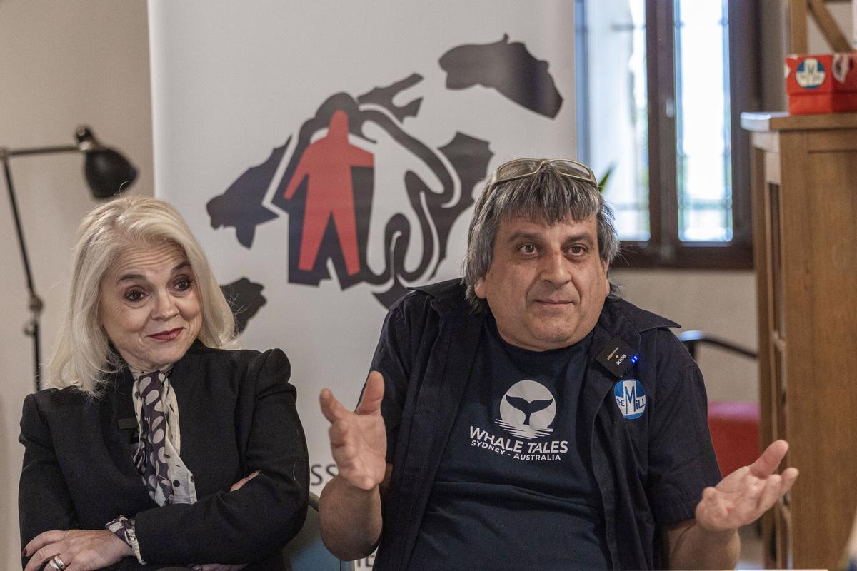 PALMA, 15/04/2026.- La secretaria de la Asociación de Hemofilia de Baleares (Hemo IB), María Ángela Cánaves (i), y Sebastià Manresa (d), un mallorquín que padece la coagulopatía en su forma más grave.