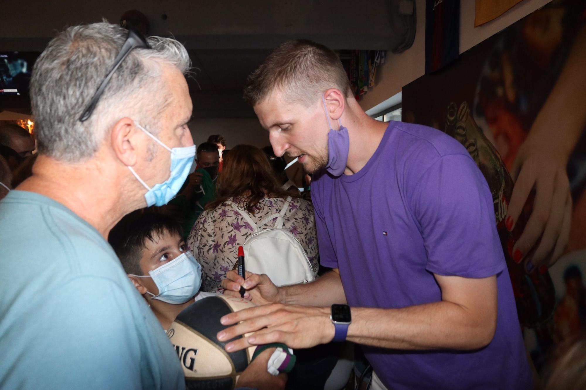 Waczynski se despide de la afición del Unicaja