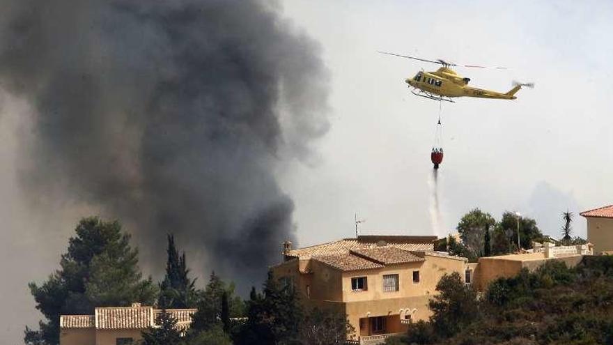 El fuego calcina chalés de urbanizaciones en Alicante y obliga a evacuar a 1.000 personas