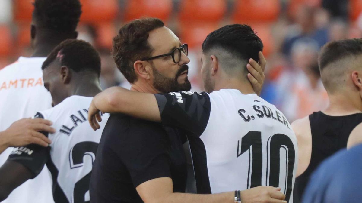 Bordalás se abraza con Carlos Soler al término del partido... y de la temporada 2021-22. | J.M. LÓPEZ