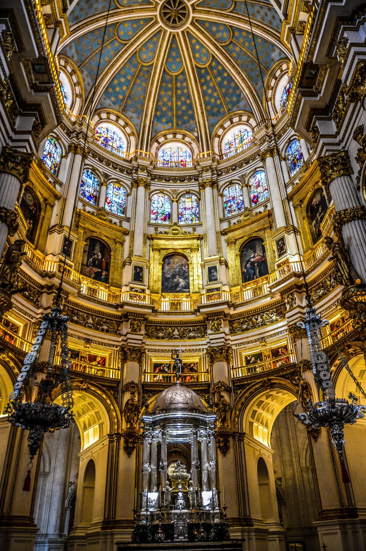 La catedral de Granada, en su interior, destaca por sus imponentes dorados.