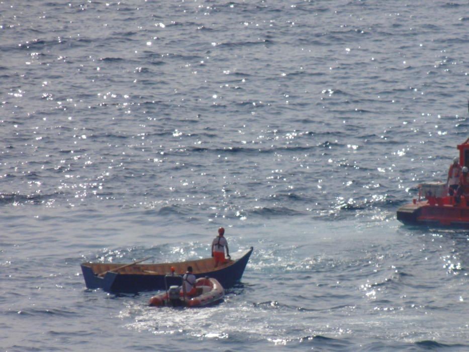 La Guardia Civil remolca la patera.