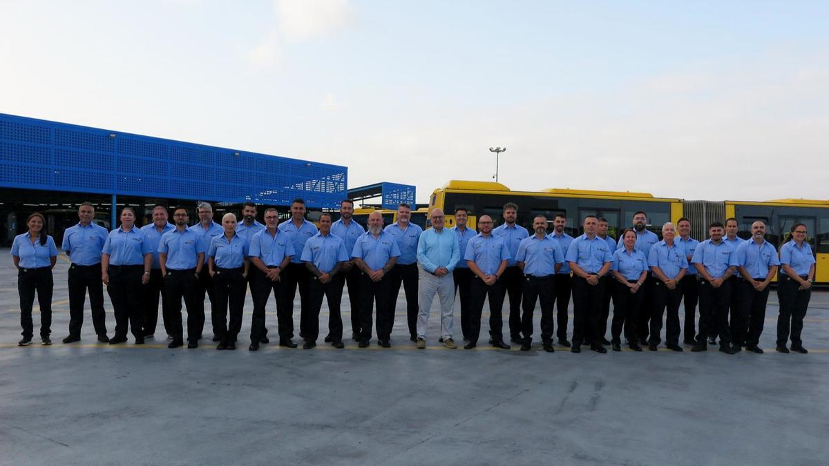 Los nuevos profesionales que se incorporaron este jueves a la empresa de transporte.