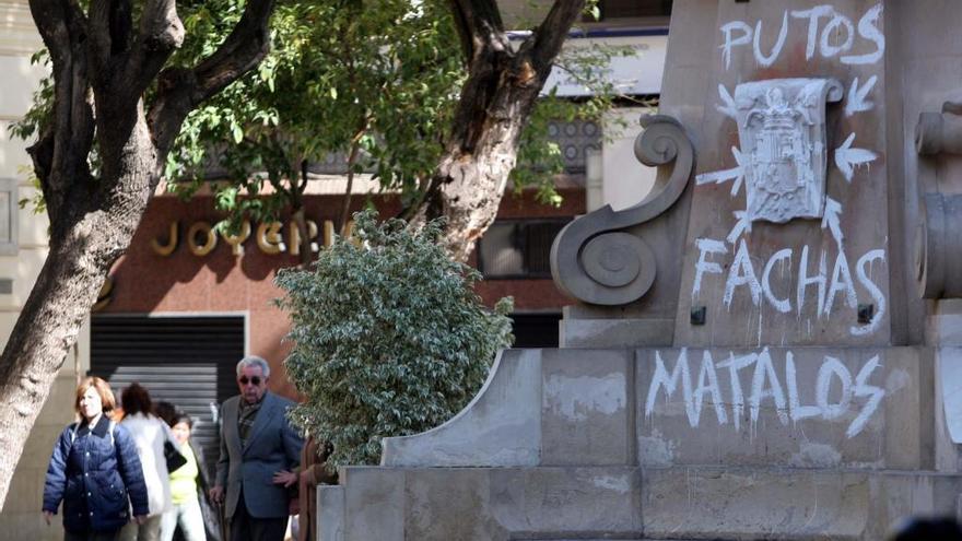 Pintadas en el escudo franquista.