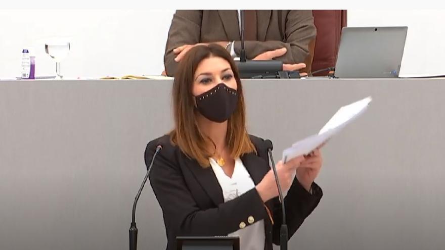 María del Carmen Ruiz, del PP, presentando los certificados de los miembros de su partido que han firmado no haber sido vacunados.