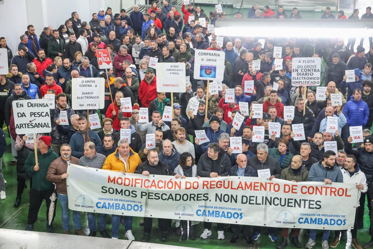 Vista de la concentración de protesta realizada esta mañana en la lonja de Cambados.
