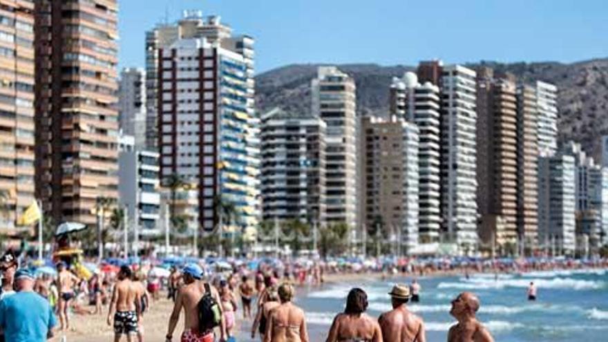 La Playa de Levante de Benidorm llena de turistas en una imagen de archivo