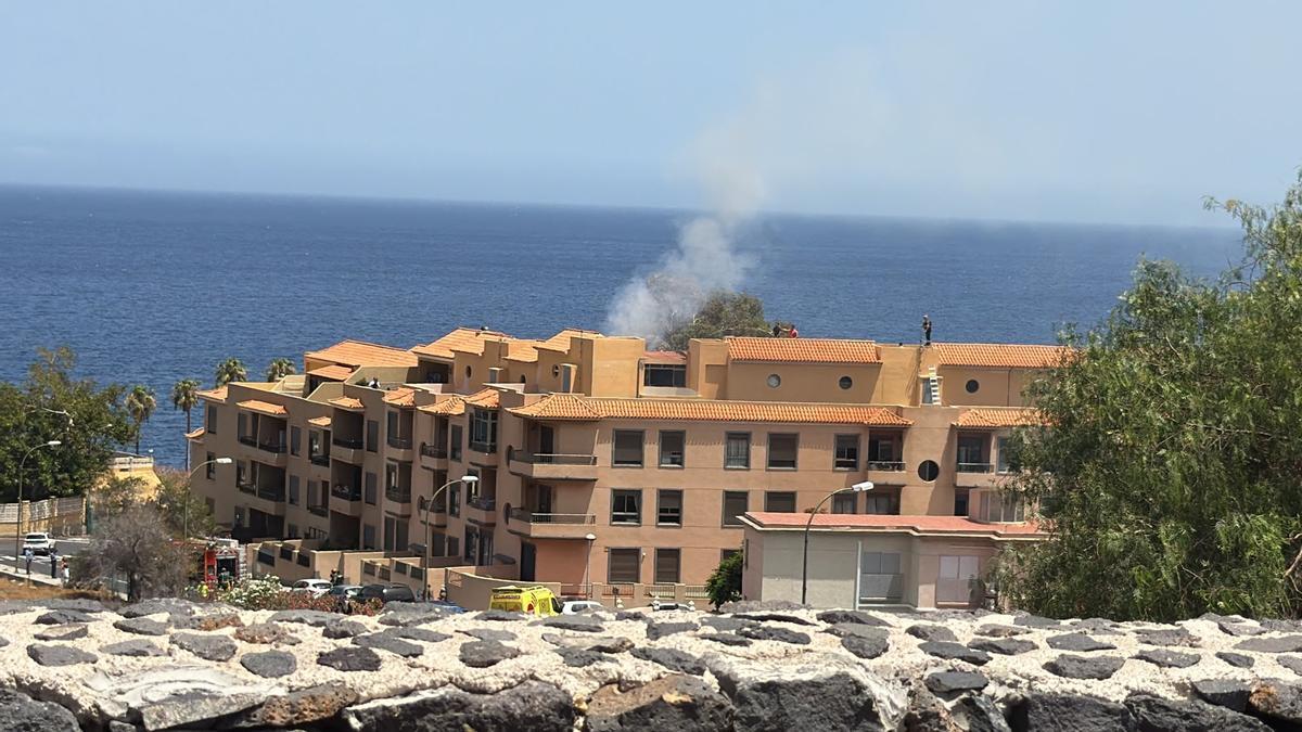 Humareda en el incendio declarado en una vivienda de Las Caletillas