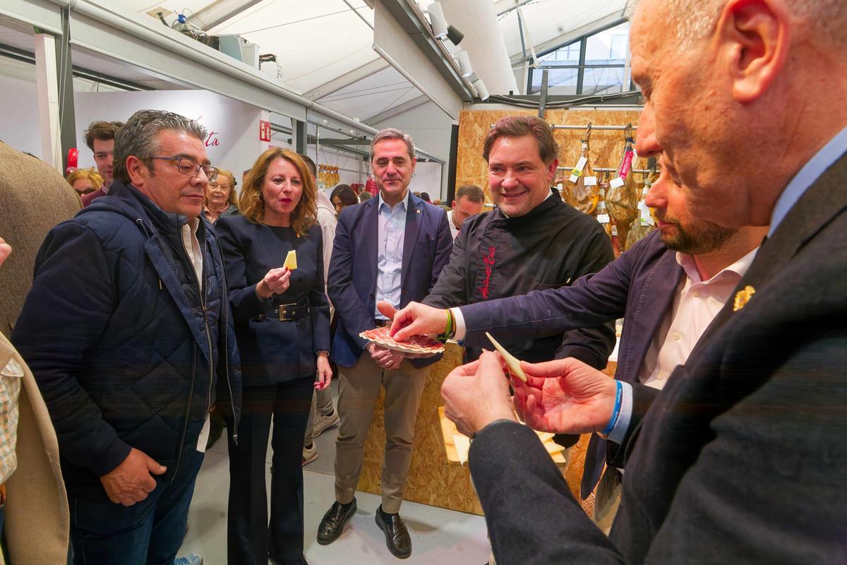 El mercado provisional, luminoso y con 42 paradas, aprueba 'con nota'