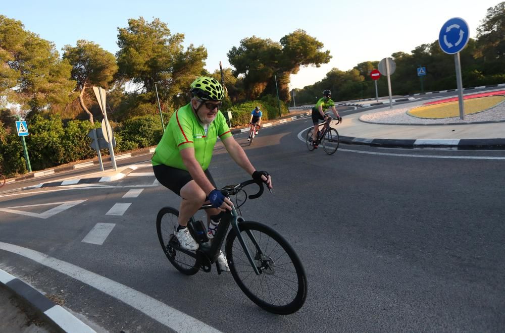 ciclistas rodando por la carretera de El Saler