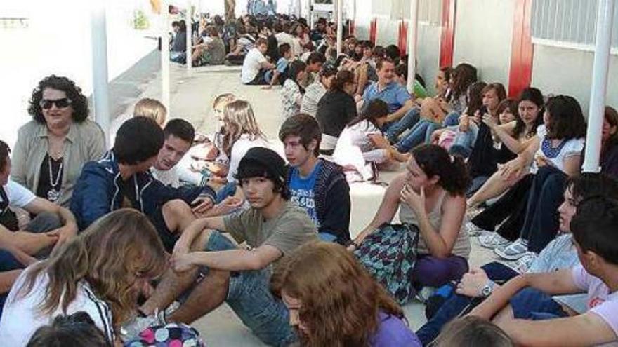 Educación. Sentada en el IES de Dénia y malestar en Pego