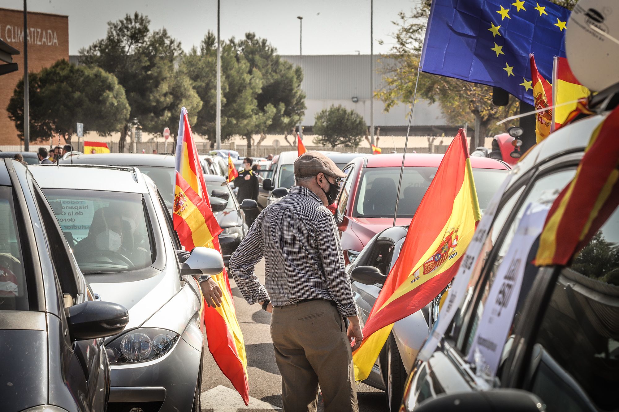 Una caravana con cientos de vehículos clama en Pilar de la Horadada contra la "imposición" del valenciano