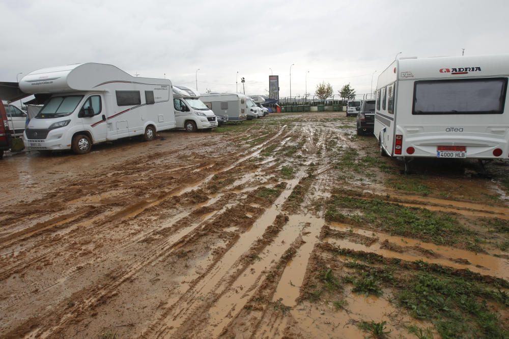 Zonas del camping de Cheste embarradas por las lluvias