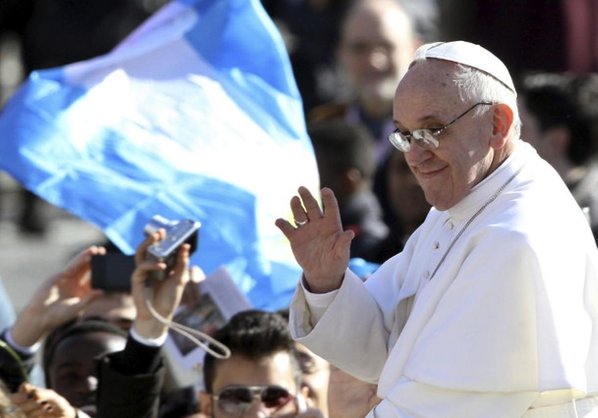 El nou Pontífex, a la vora d’una bandera argentina.