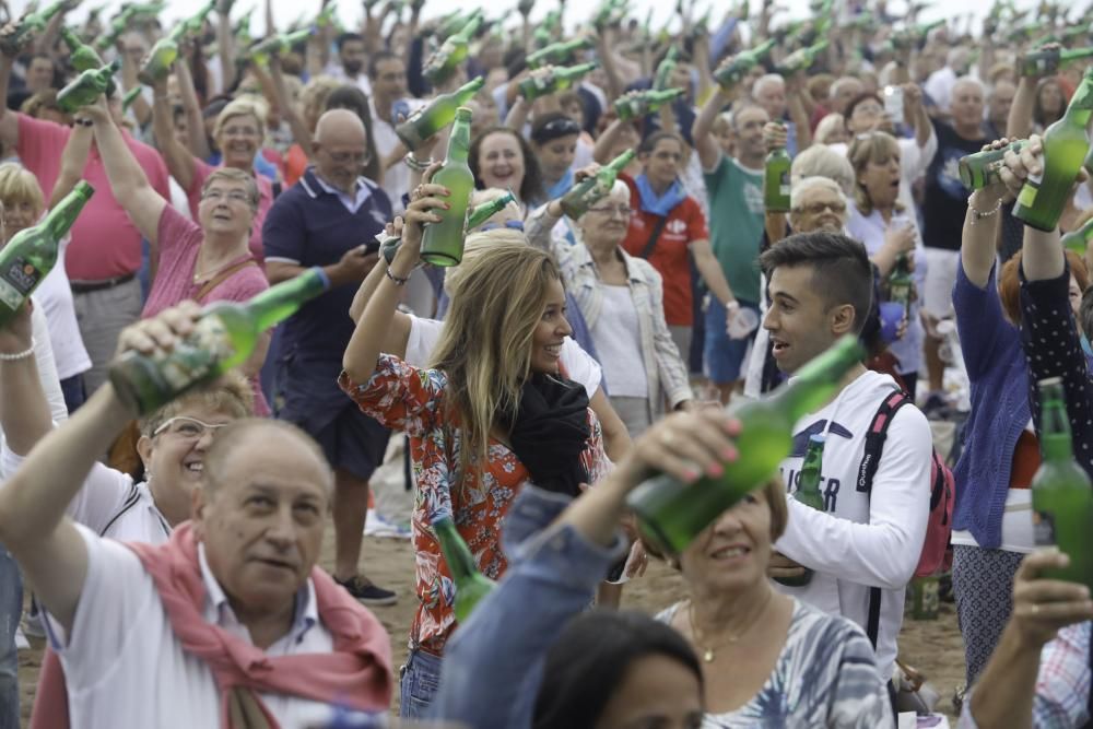 Gijón bate el récord de escanciado simultáneo de sidra