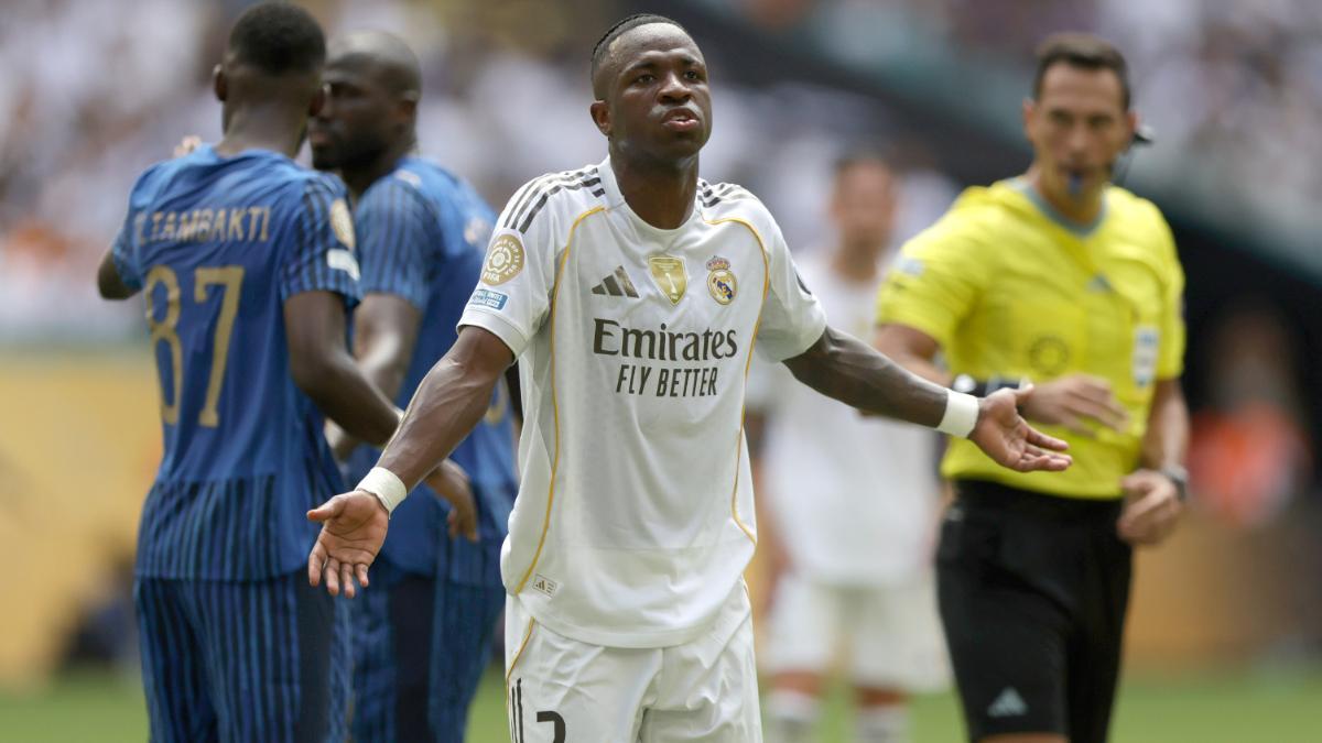 Vinícius Júnior (c) de Real Madrid reacciona este miércoles, en un partido del Mundial de Clubes entre el Real Madrid y Al Hilal en el estadio Hard Rock de Miami (EE.UU.)