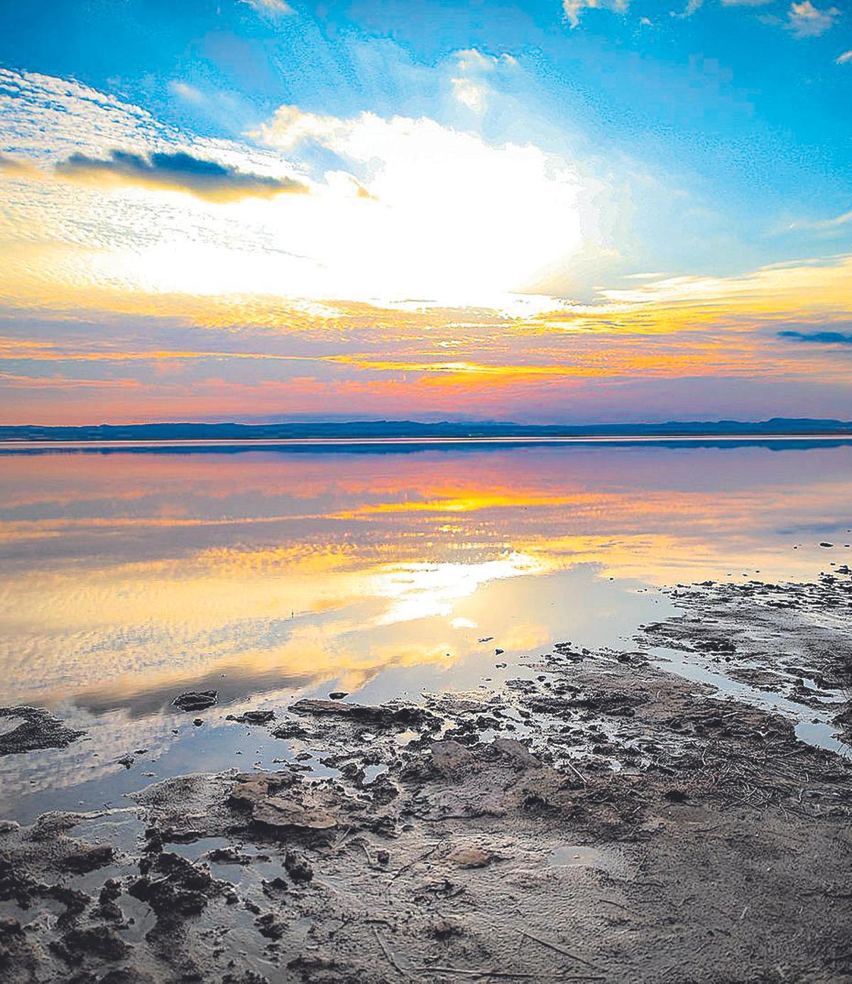 Si visitas Torrevieja no puedes perderte el paisaje de sus salinas.