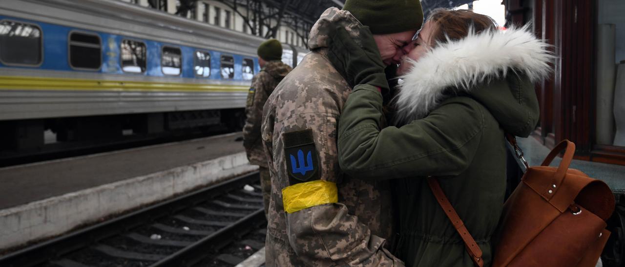 Olga se despide de su novio Volodimir mientras los soldados se dirigen al este, al frente de la guerra con Rusia, en una estación de tren de Lviv, Ucrania.