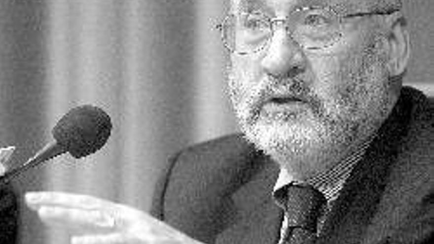 Joseph Stiglitz   PREMIO NOBEL DE ECONOMIA DEL 2001: &quot;La falta de flexibilidad no esel motivo de los males europeos&quot;