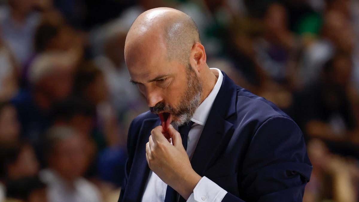 El entrenador del Barcelona, Joan Peñarroya, durante el primer partido de los cuartos de final de la Liga Endesa de baloncesto que Unicaja y FC Barcelona