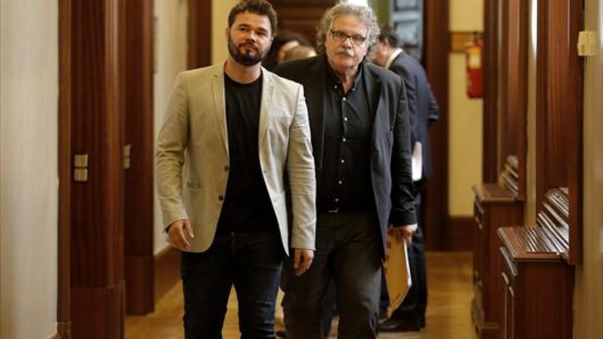 Los diputados de ERC Gabriel Rufián y Joan Tardà,en los pasillos de la Cámara.