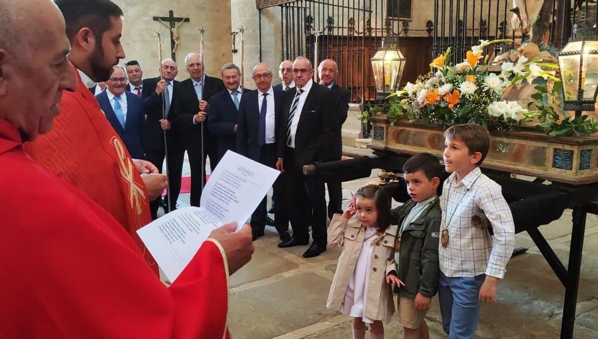 Los párrocos bendicen los escapularios en la ceremonia de ingreso de nuevos hermanos