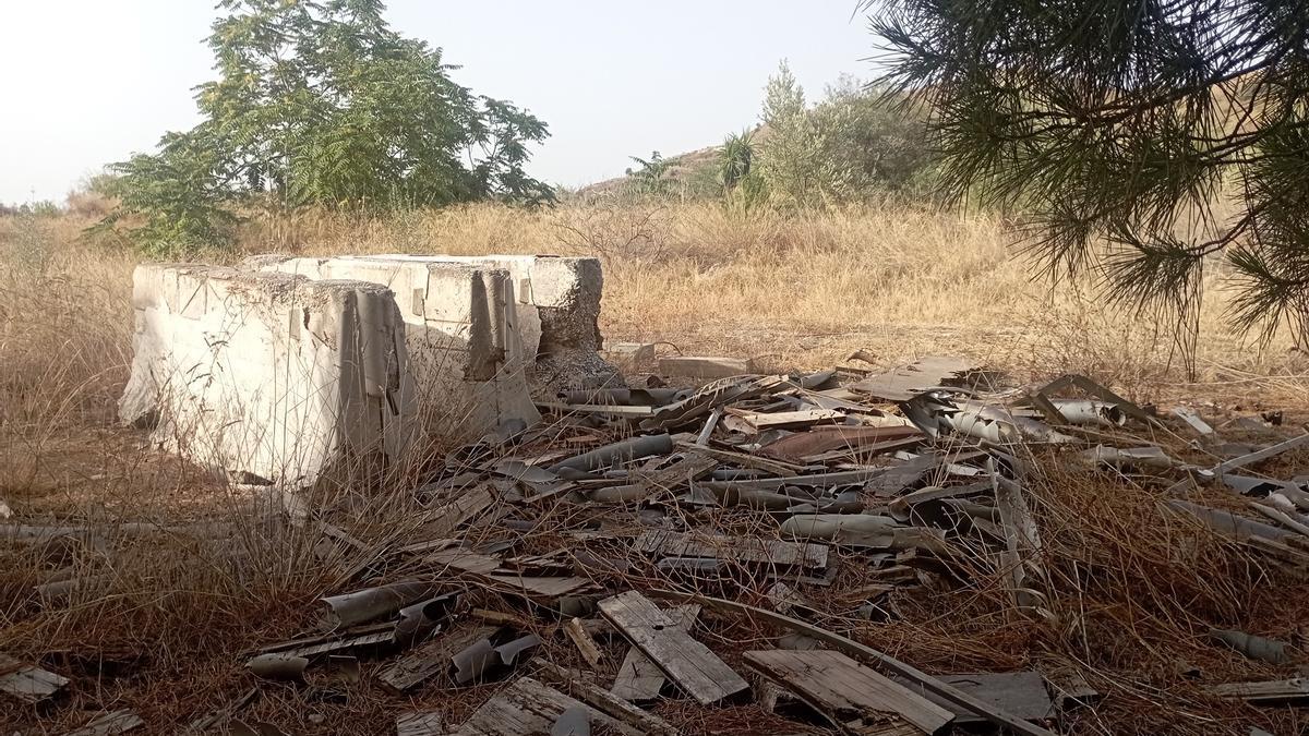Parte del material para las obras de la hiperronda, abandonado en el Parque Perirurbano de La Virreina. La foto fue tomada el pasado martes.