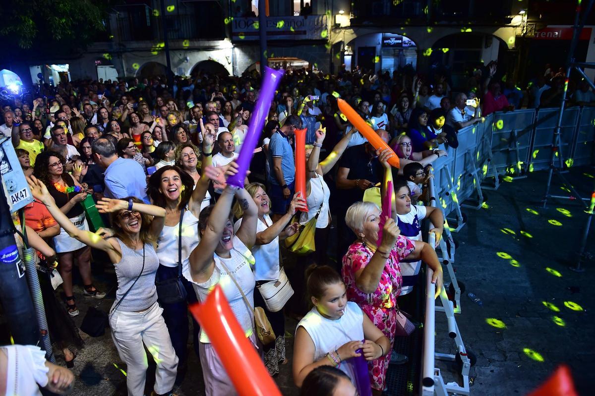 Fotogalería | Las imágenes de los conciertos de Paco Santos y Un pingüino, en la feria de Plasencia