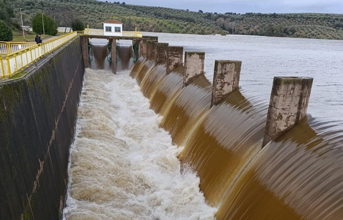 Desembalse en el Yeguas.