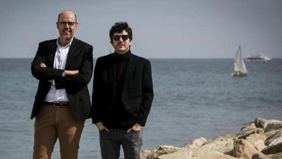 Jordi Basté y Marc Artigau, en la playa de la Barceloneta, presentando su libro 'Un home cau'.