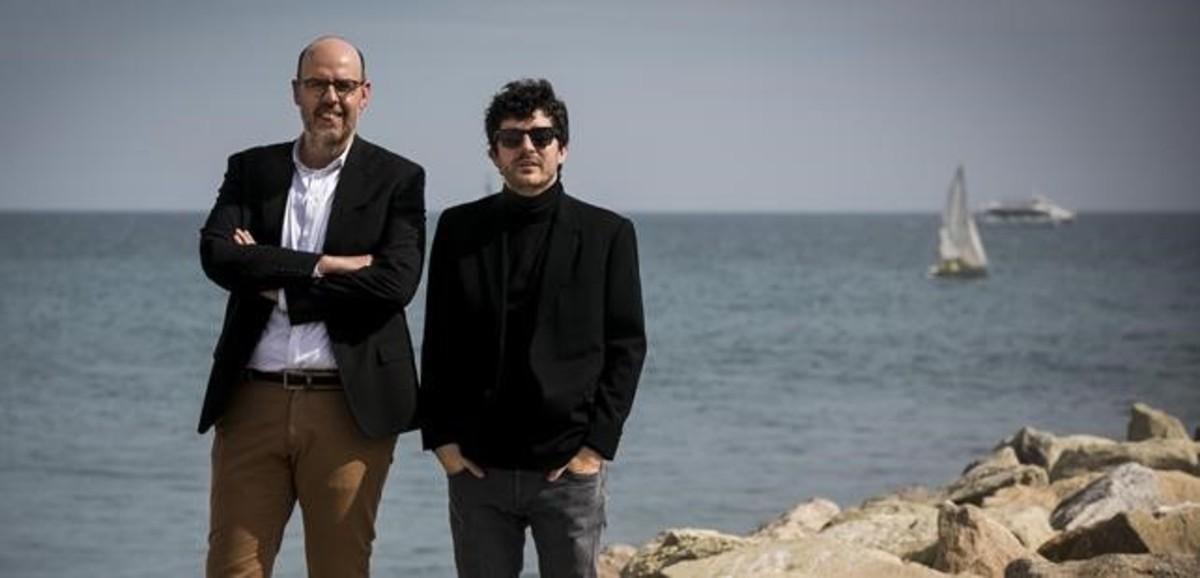 Jordi Basté y Marc Artigau, en la playa de la Barceloneta, presentando su libro 'Un home cau'.