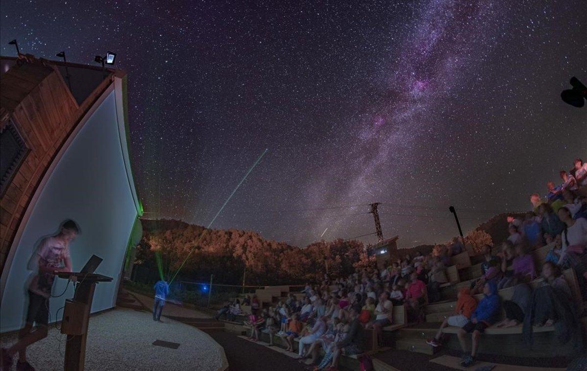 Contemplant el cel nocturn des de l’observatori astronòmic d’Albanyà (Alt Empordà).